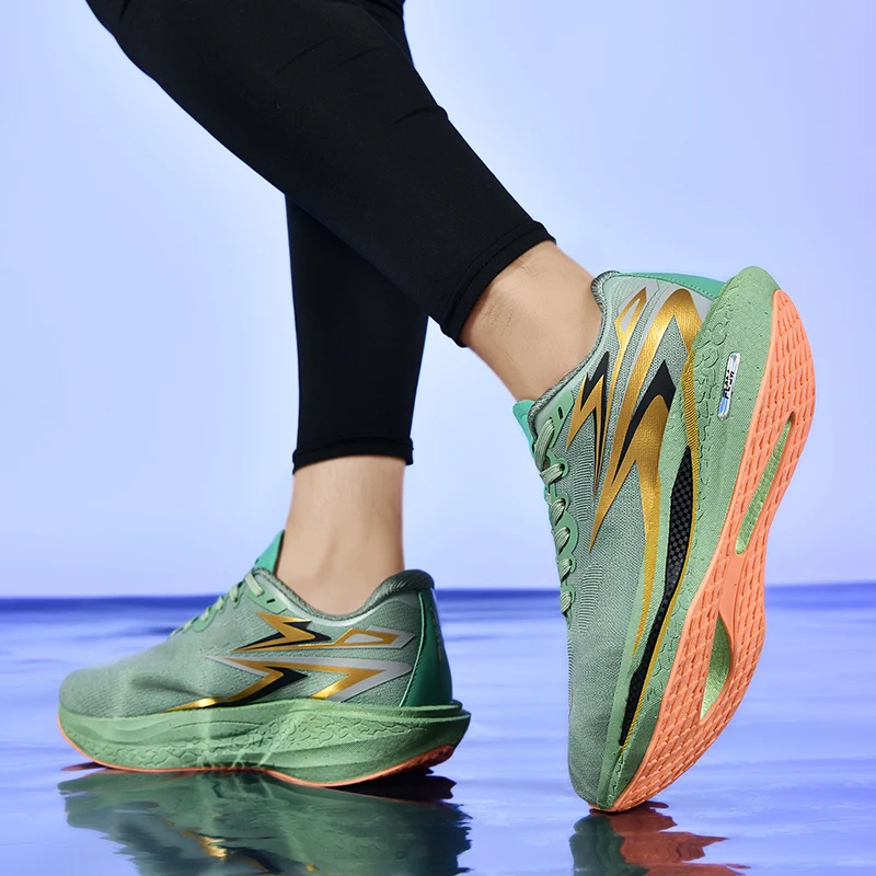 รองเท้าวิ่งผู้ชายระบายอากาศได้ดี น้ำหนักเบา สวมใส่สบาย และทันสมัย เป็นรองเท้ากีฬาลำลองสำหรับผู้หญิง
