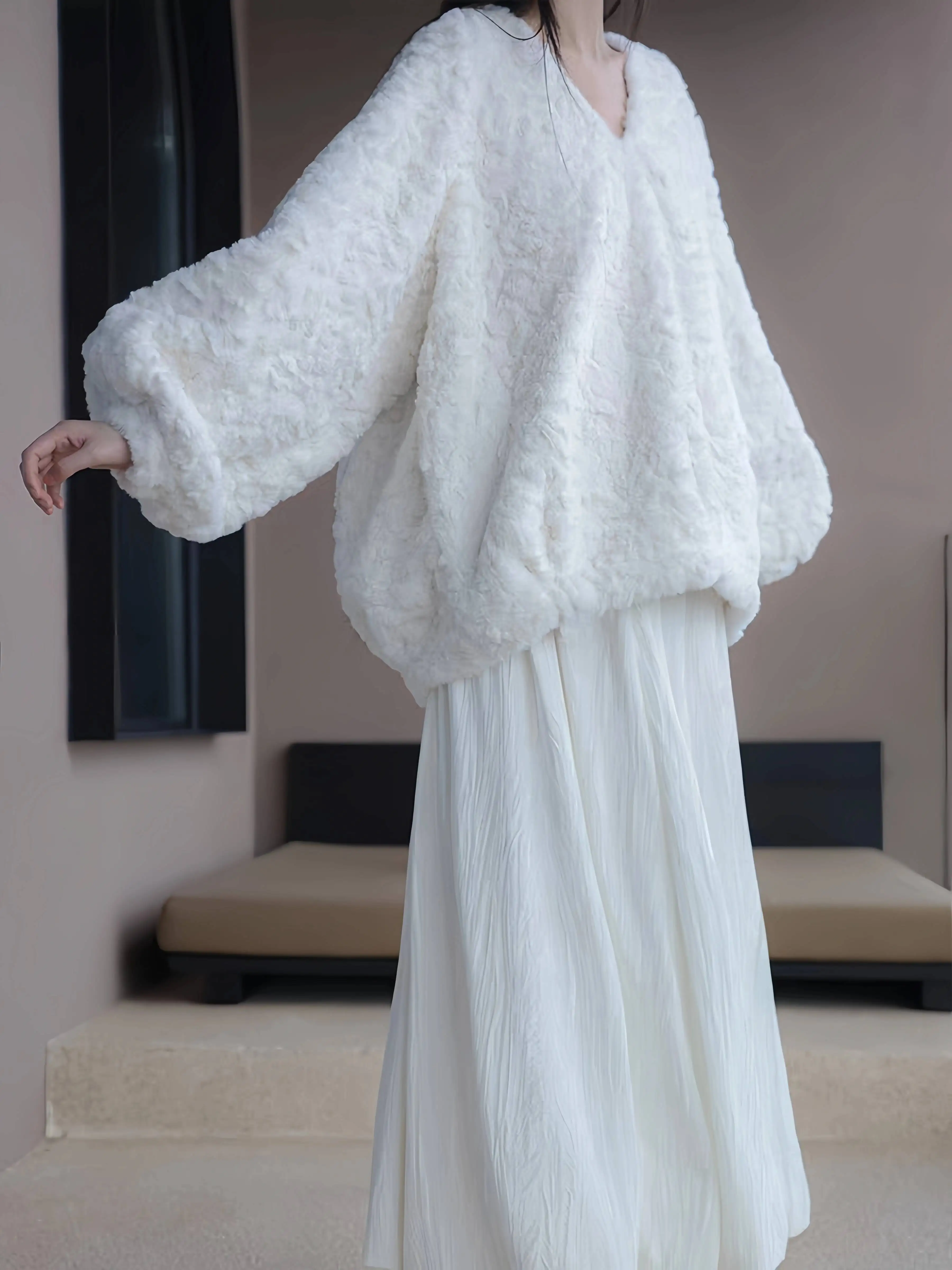 

Женский вязаный свитер 2025 года, зимний мягкий топ из искусственного кроличьего меха с v-образным вырезом и рукавами-фонариками, теплый свободный замшевый пуловер, свитер