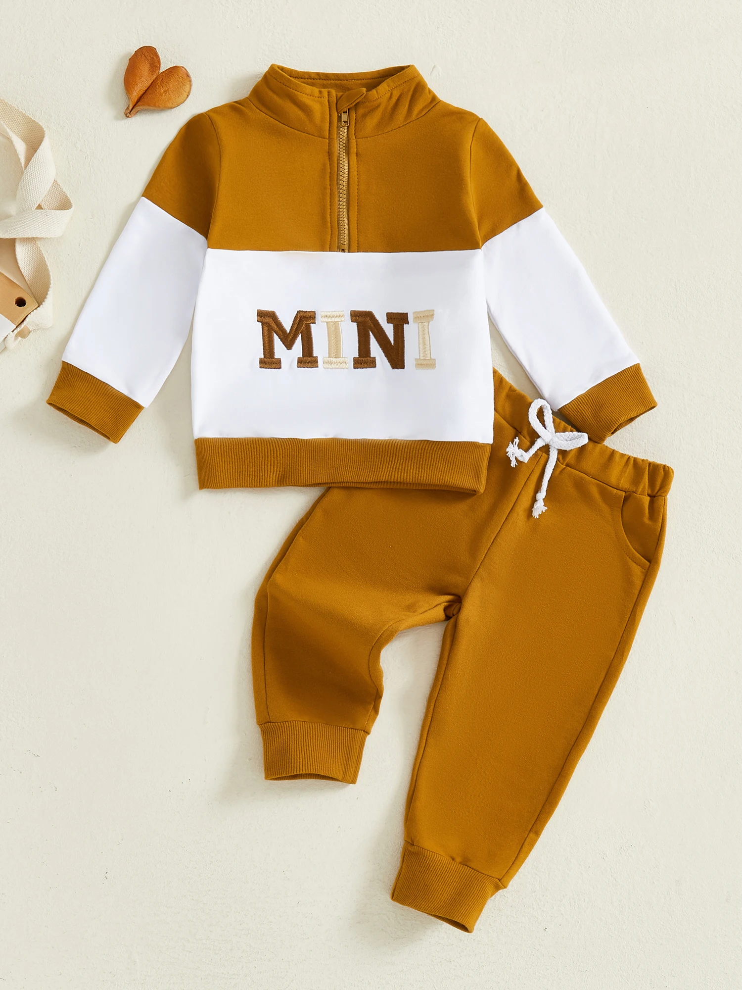 

Стильный комплект из двух предметов для маленьких мальчиков с модным топом с длинными рукавами с вышитыми буквами и удобными брюками на эластичной резинке на талии