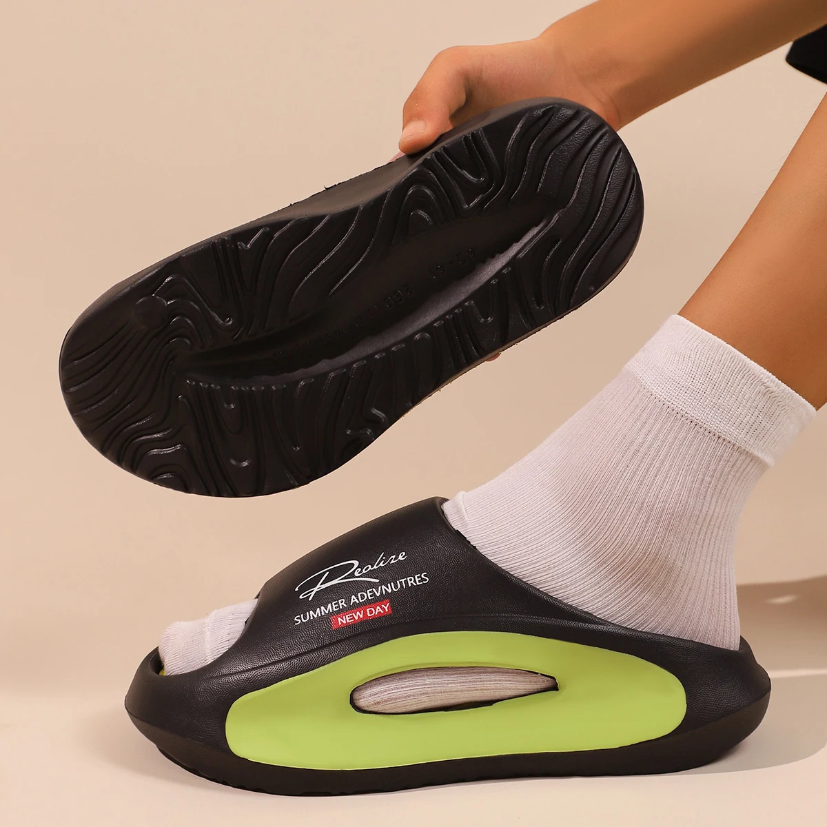 Herren-Sporthausschuhe – leichte, rutschfeste EVA-Slipper mit „Summer Adventures New Day“-Grafik, offenes Zehen-Design für drinnen und draußen – Detail 9