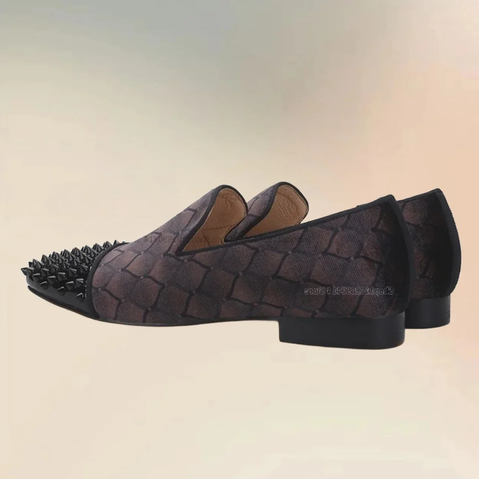 Mocassins marrons com design xadrez masculino, sapato de vestido de banquete de pista, conforto casual, artesanato novo, decoração rebites, moda