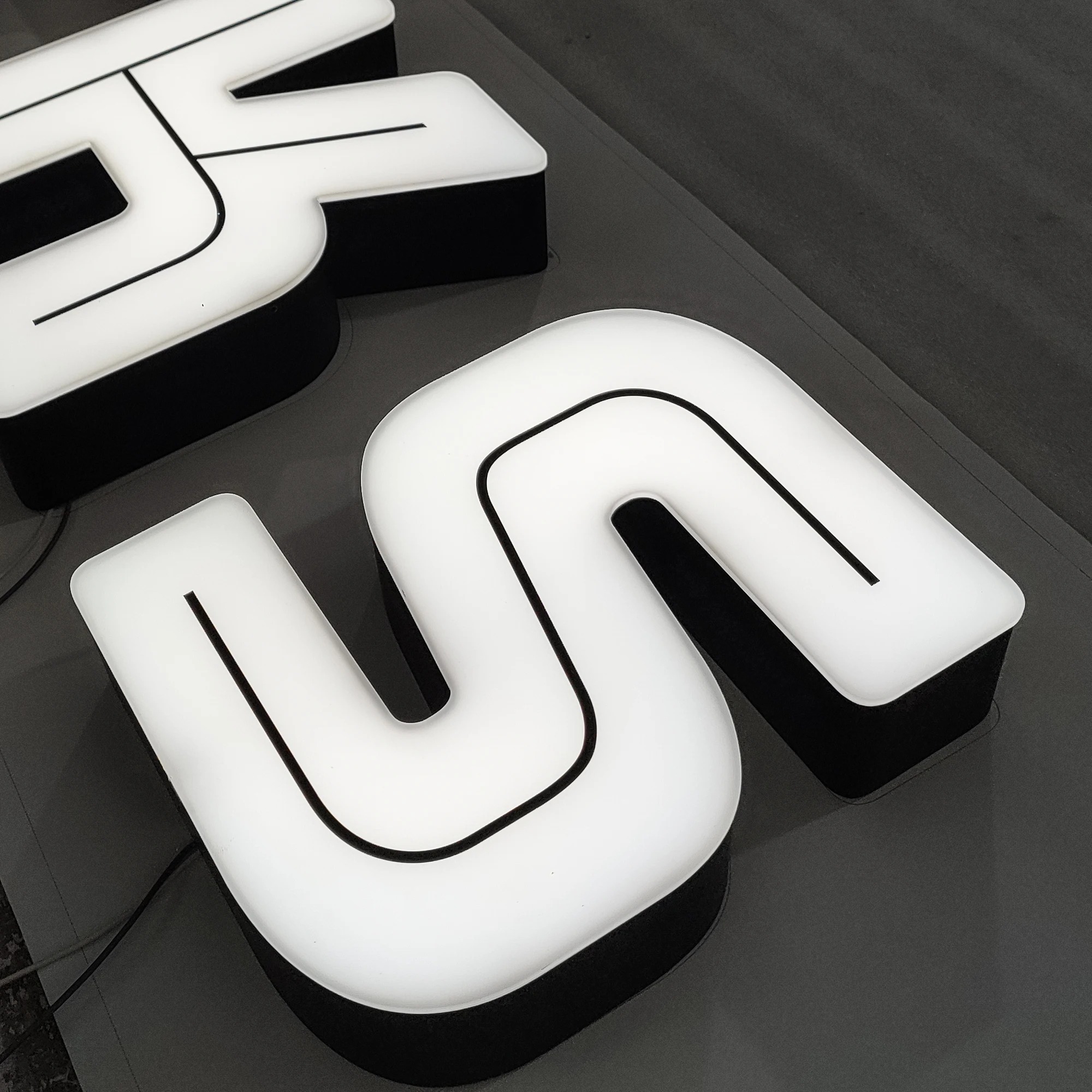 Customized Front Light Led Channel Letter with specific center line vinyl overlays