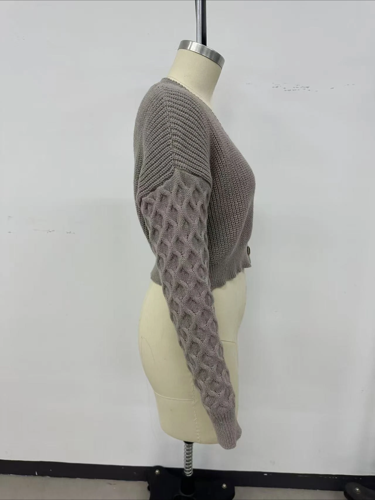 2025年 Vネック無地ニットカーディガン、オフショルダー袖とシングルブレストのセータージャケット