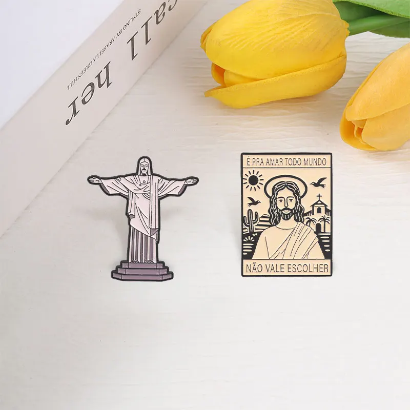Jesus Christus, religiöses Emaille-Abzeichen mit portugiesischem Text „E Pra Amar Todo Mundo“ und Statue-Anstecknadel, Metallbrosche für Gläubige. – Detail 7