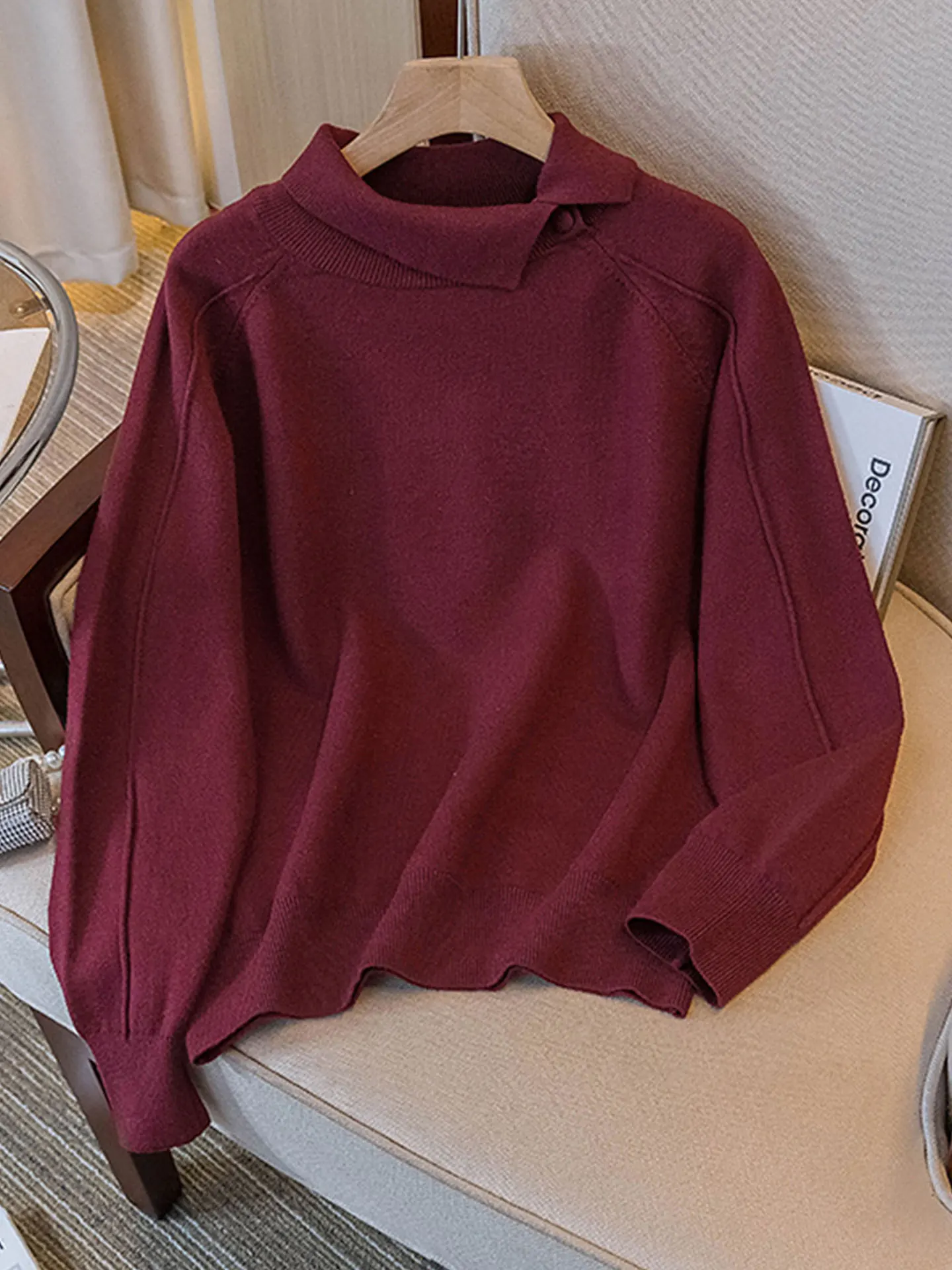 

Свободный мягкий корейский женский трикотажный джемпер с длинным рукавом, отложным воротником и асимметричным подолом для осени и зимы