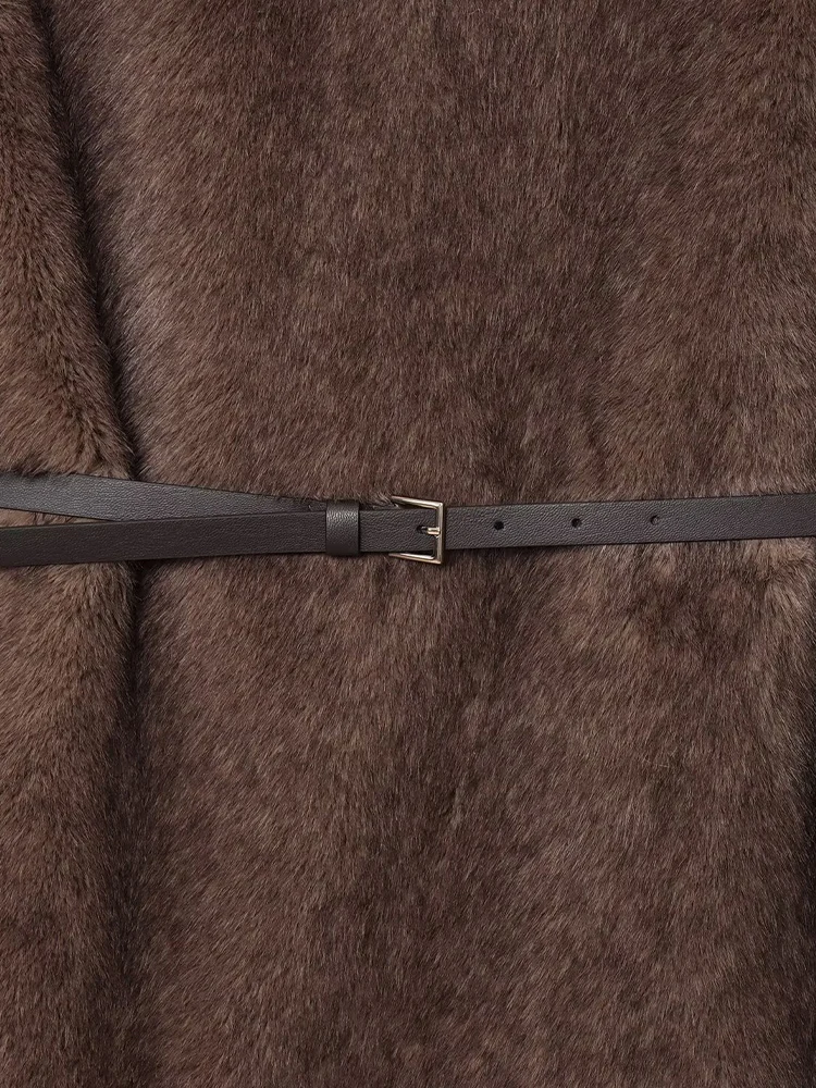 النمط الأوروبي والأمريكي الخريف أزياء المرأة الجديدة عارضة مزاجه بسيط تأثير الفراء الاصطناعي بلا أكمام مع مقبس الحزام