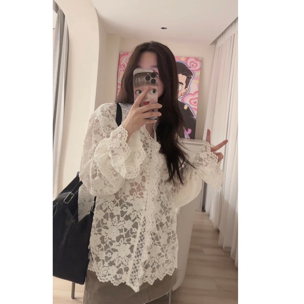 2024 Autumn and winter new high-end hollow V-neck lace base shirt women exquisite temperament design sense loose lace matching