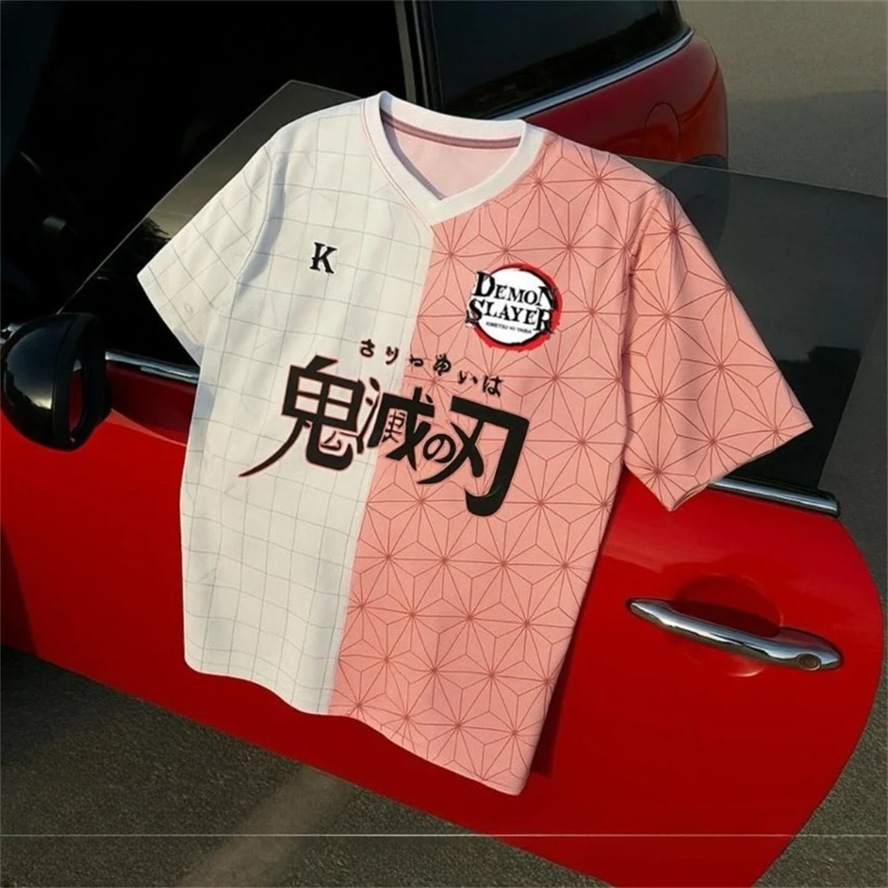 

Новинка 2024 года, футболка с аниме «Убийца демонов», вдохновленная Nezuko, сплит-дизайном, Джерси с v-образным вырезом для фанатов, обязательные модные топы в стиле аниме, одежда