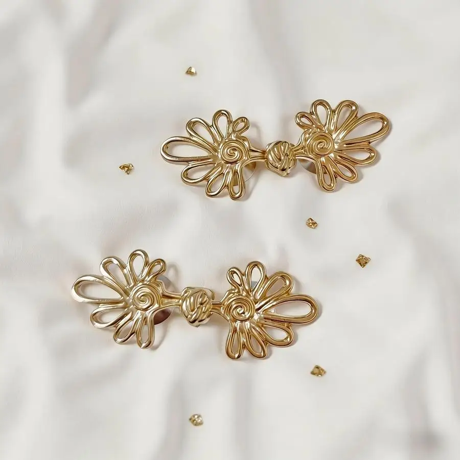 1/5/10/20/50/100pcs Set of 6 Elegant, Adjustable Waist Extenders to Tighten Loose Jeans, Adorned with a Gold Wood Grain Design.