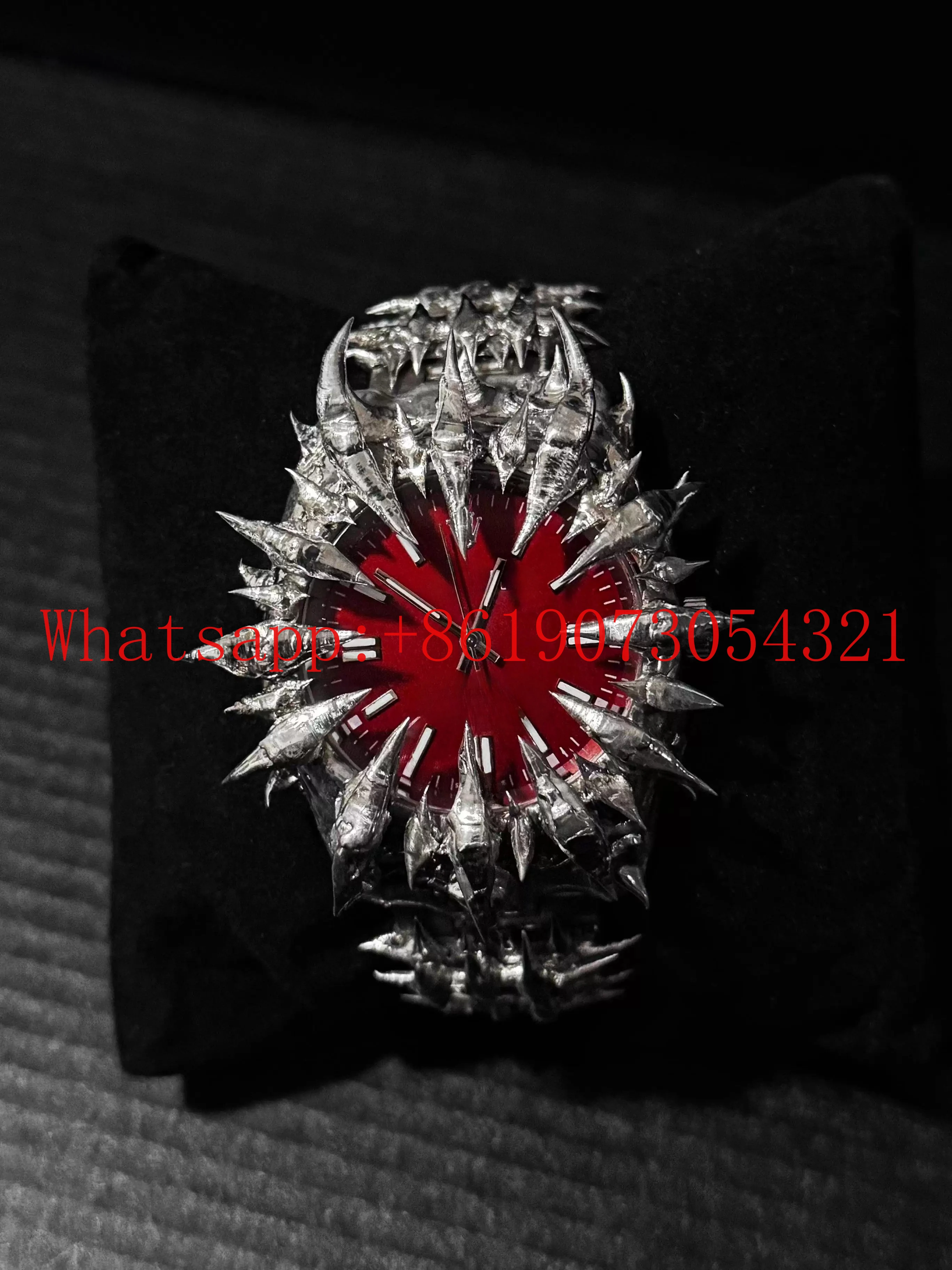 

Shaped Vampire Dragon Scale Spike Soldering Watch Men's and Women's Quartz Watch Domestic video