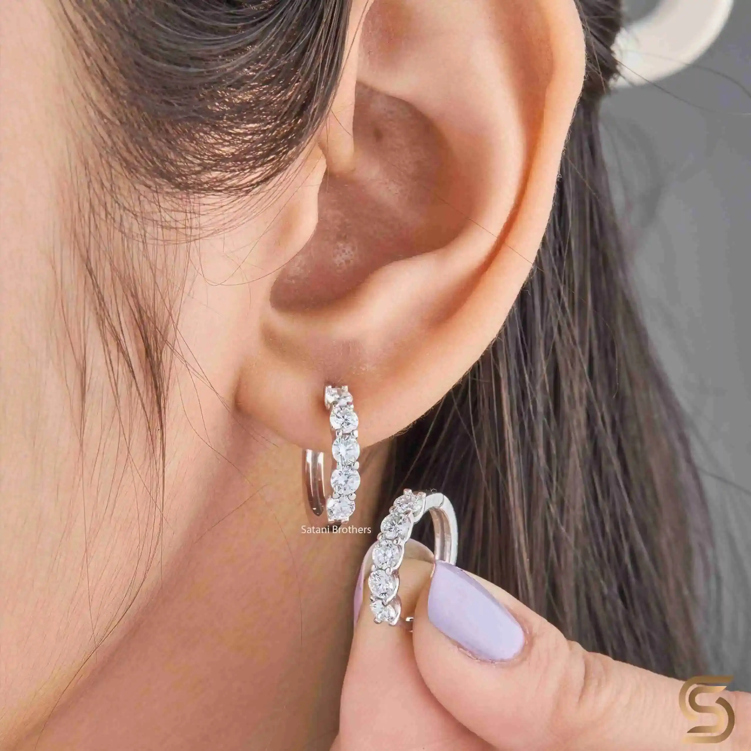 

Moissanite Hoop Earrings 18K White Gold Round Cut Hoops Minimal Luxury Earrings For Women Elegant Everyday Jewelry Gift Style