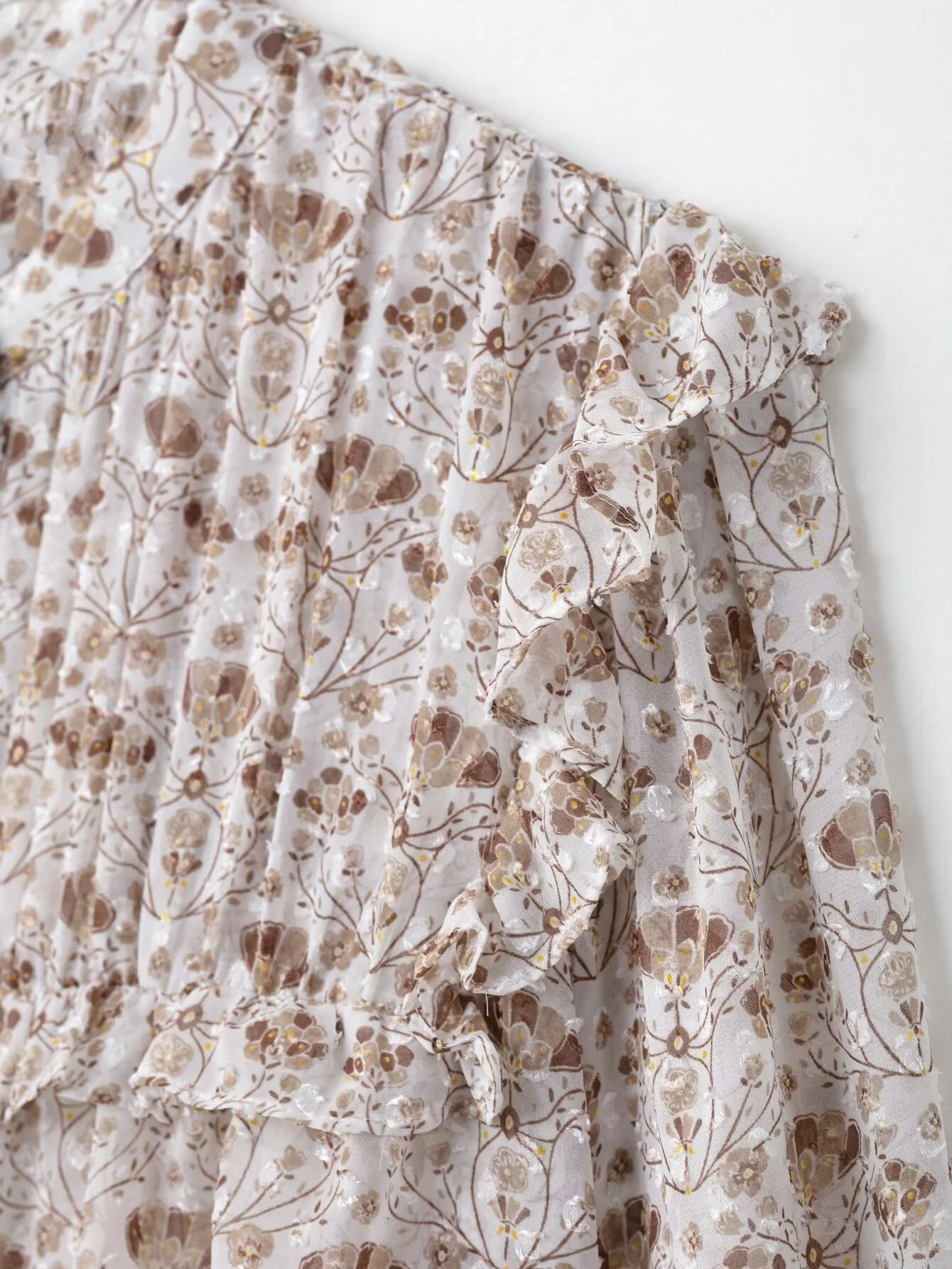 PB&ZA Damen-Langarmbluse mit Blumendruck, Rüschendetails und Knopfleiste vorne für einen femininen und schicken Look