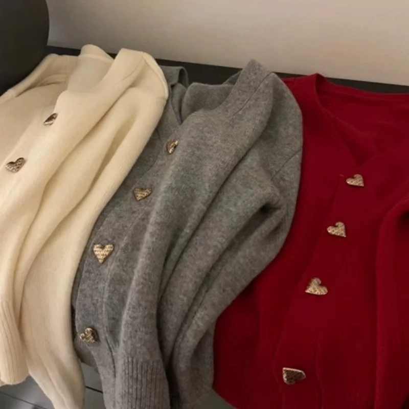 เสื้อคาร์ดิแกนถักนิตติ้งสีแดงเชอร์รี่คอวีติดกระดุมลายหัวใจสำหรับผู้หญิง ดีไซน์ฤดูใบไม้ร่วงฤดูหนาว เน้นสัดส่วนรัดเอว เนื้อผ้านุ่ม