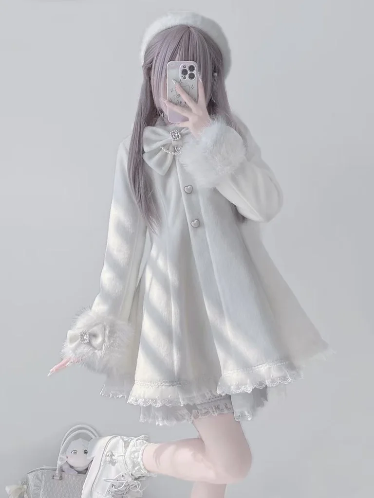 เสื้อโค้ทขนสัตว์สีดำสไตล์ Original Subculture รุ่นใหม่ประจำฤดูหนาวปี 2025 สำหรับสาวๆ น่ารักหวานแหวว พร้อมโบว์ประดับมุกและหมวกถอดได้