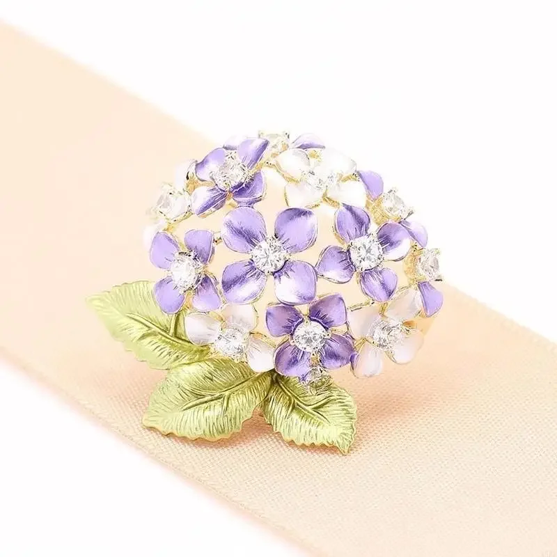 Beautiful Flower Accessory Sparkling Alloy Badge Fashion Brooch Clothing Jewelry Suitable for Gifting or Own Collection