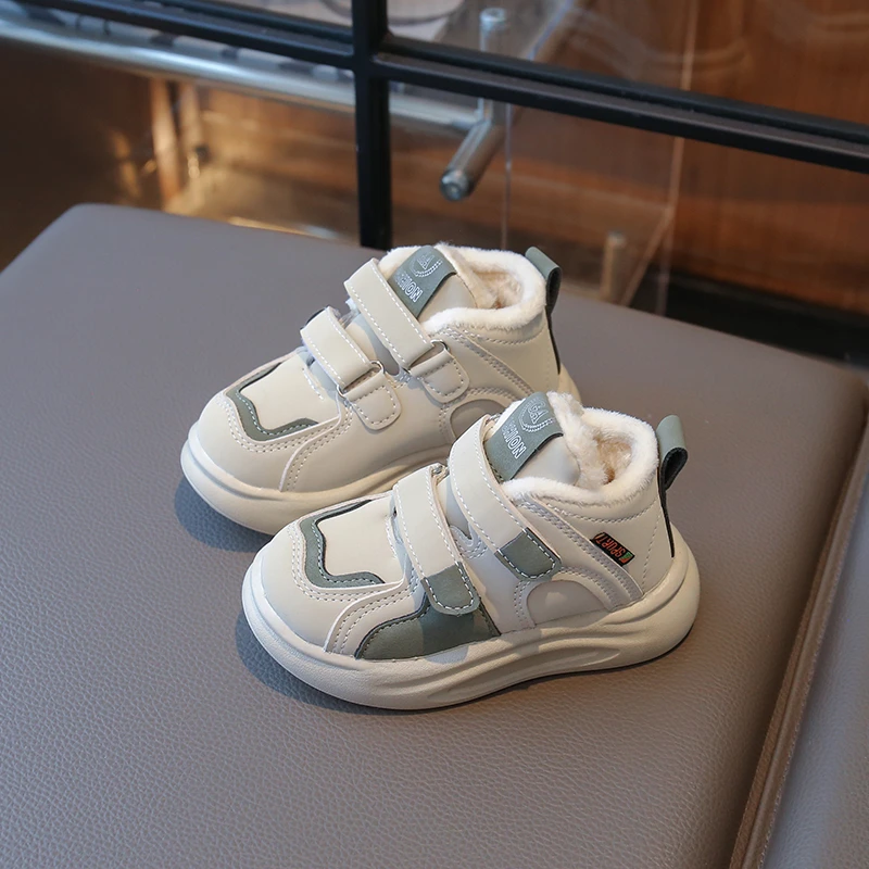 รองเท้ากีฬาเด็ก ปี 2025 รุ่นใหม่สำหรับฤดูหนาว รองเท้าลำลองแบบสวมใส่สบาย รองเท้าวิ่งกลางแจ้ง รองเท้าพื้นเรียบอเนกประสงค์