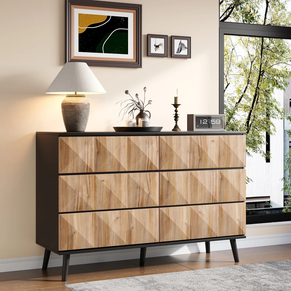 Das Sideboard und die Kommode von PINGGO zeichnen sich durch eine Kombination aus Schwarz- und Naturholztönen sowie durch erhabene Türen aus. – Detail 7