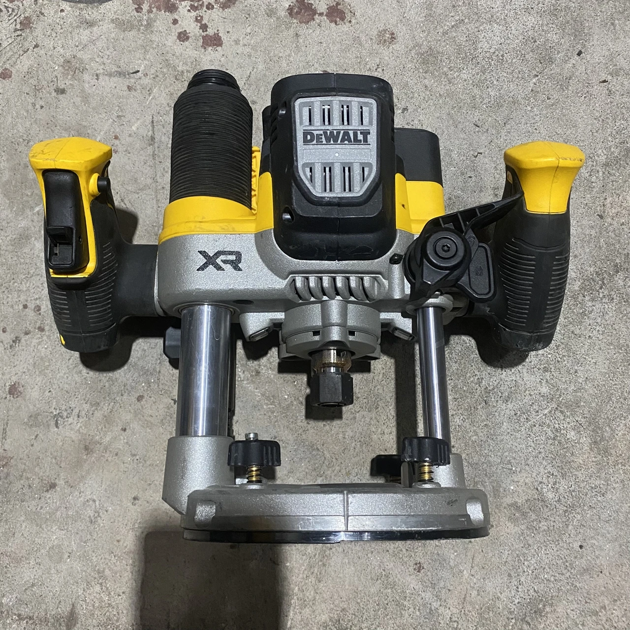 

DeWALT 20V charging trimming machine DCW620 brushless electric wood milling woodworking carving second-hand only body