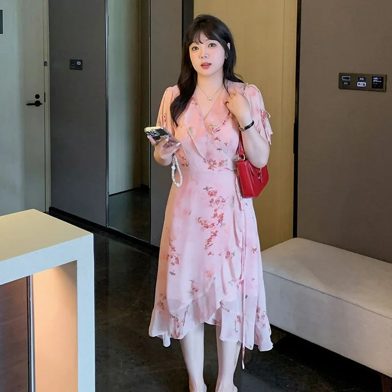 Fat mm Plus Size Damen-Sommer-Neuheitsartikel, Nischendesign, Blumenrock mit V-Ausschnitt, tailliertes, unregelmäßiges Chiffonkleid