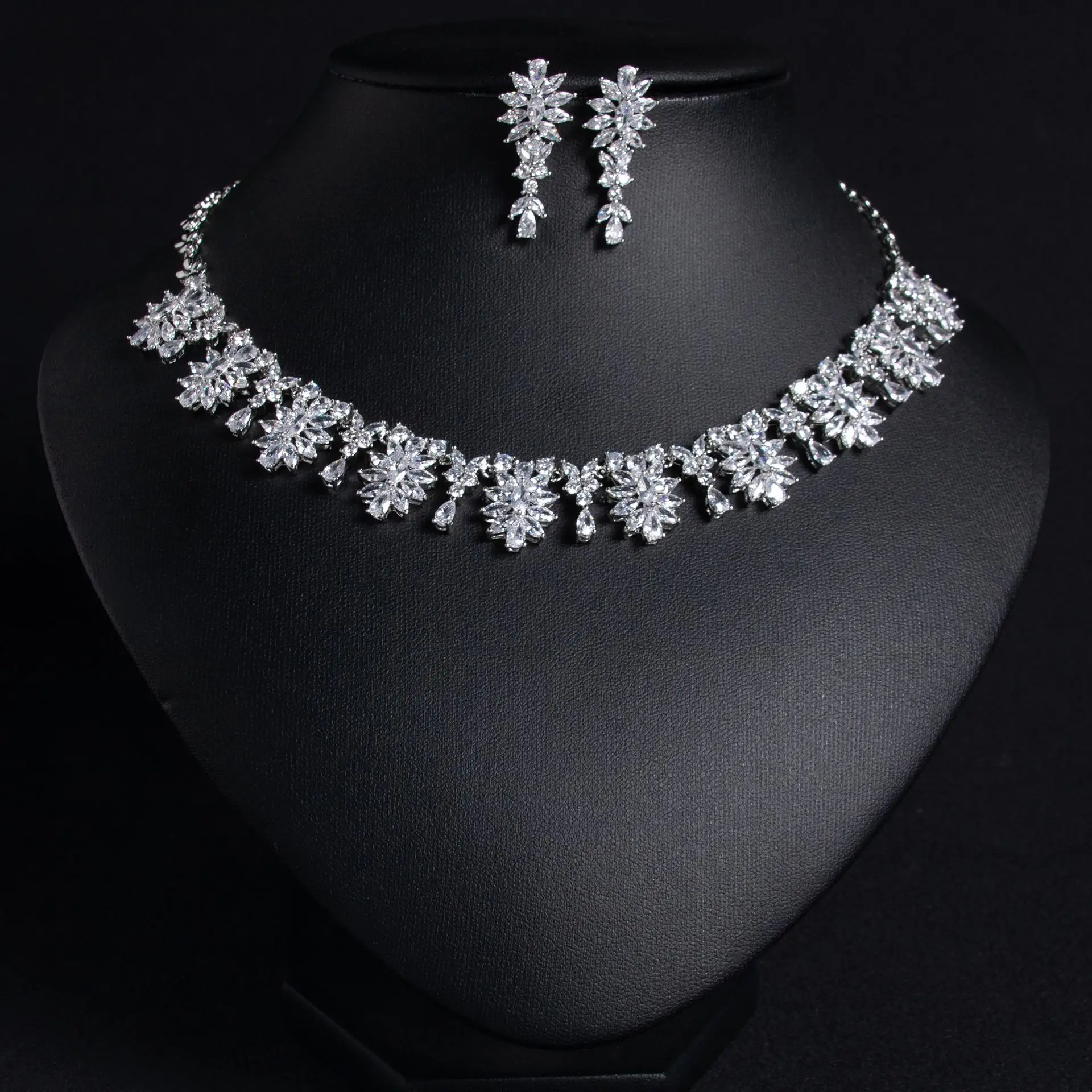 

HIBRIDE New Simple Flower Necklace Earrings Light Luxury Jewelry Set of 2 for Dubai Women Wedding Travel Prom Gift S-879