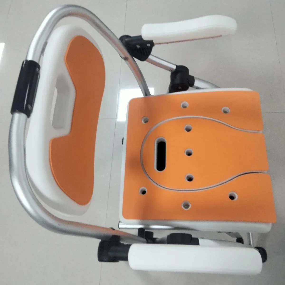 كراسي حمام قابلة للطي للمعاقين قابلة للتعديل لكبار السن مع ظهر ومسند للذراعين للأشخاص ذوي الإعاقة