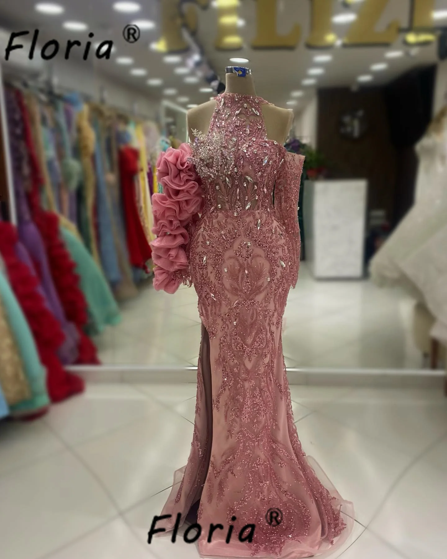 Charming สีชมพู Mermaid ชุดราตรีอย่างเป็นทางการ Halter คริสตัล Ruffles ปิดไหล่ชุดราตรี Couture Slit งานแต่งงาน Gowns