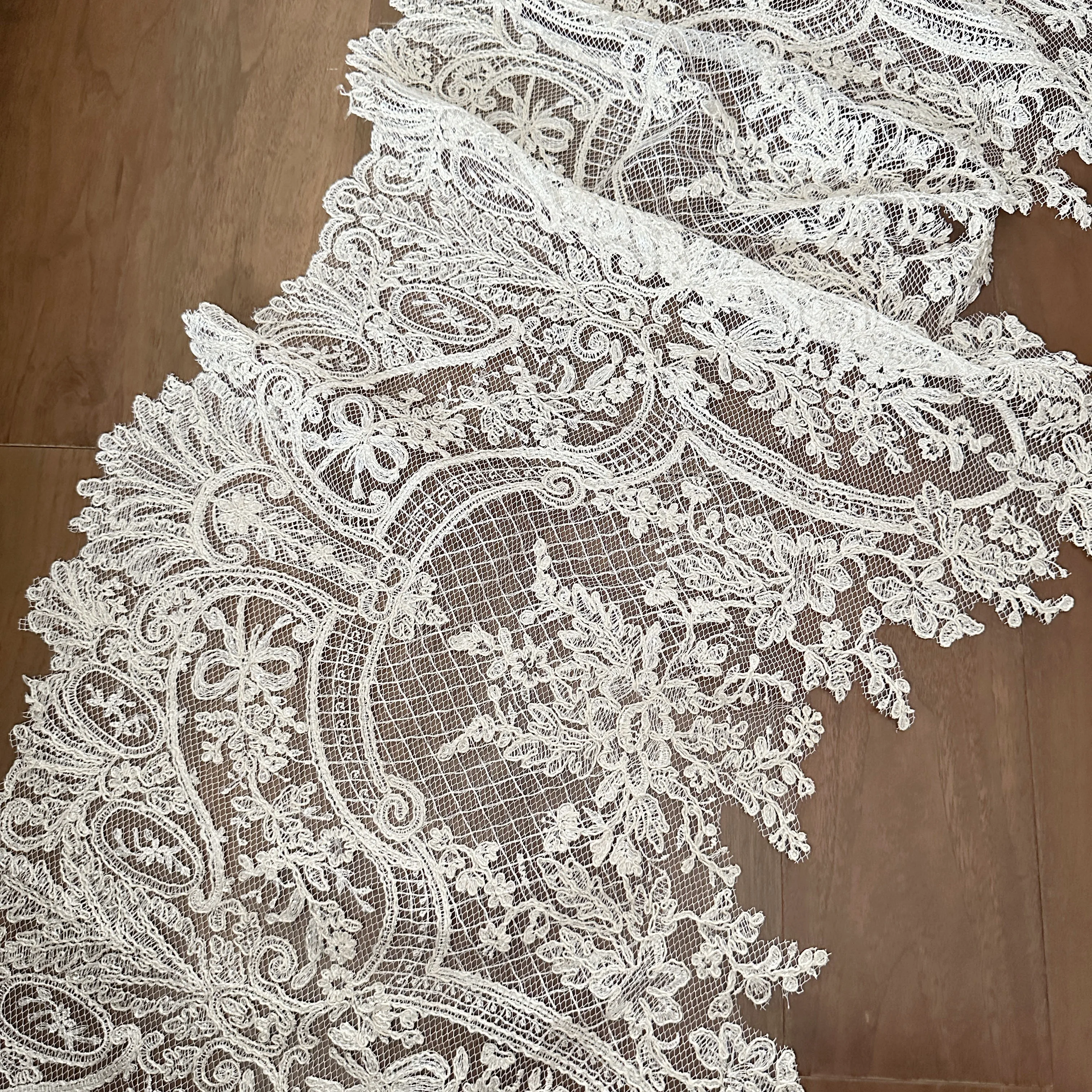 1 Yard Spitzenborte im Vintage-Stil in Champagnergold, Stoffborte für Brautschleier als Meterware – Detail 1