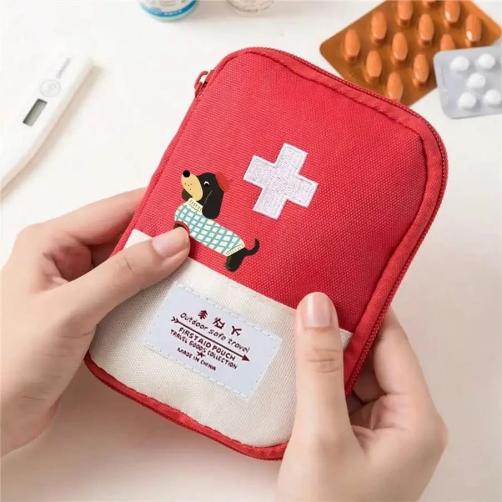 Organizador de medicina de viaje compacto con estampado de perro salchicha de dibujos animados, bolsa de medicina familiar, botiquín de primeros auxilios portátil para viajes de negocios en casa, 1 ud.