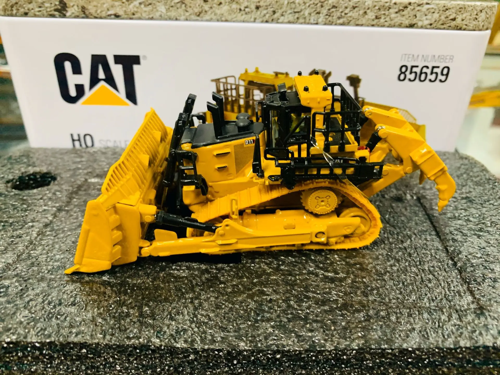 D11 Dozer Tkn Design 1:87 HO Scale Metal Engineering Vehicles Model By DieCast Masters DM85659 New in Box