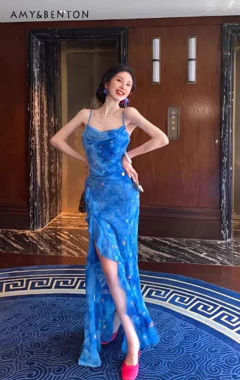 

Новое летнее женское платье в французском пляжном стиле с градиентной вышивкой, на бретельках, с рюшами и синим разрезом, длинное