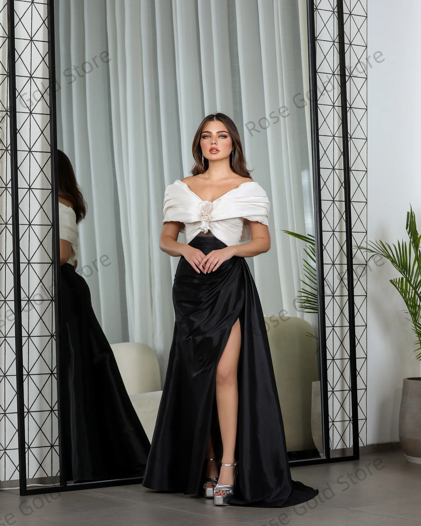 Witte en zwarte avondjurken voor dames Off-the-shoulder mouwloze gewaden de gala op maat gemaakte bloemen ruches galajurken