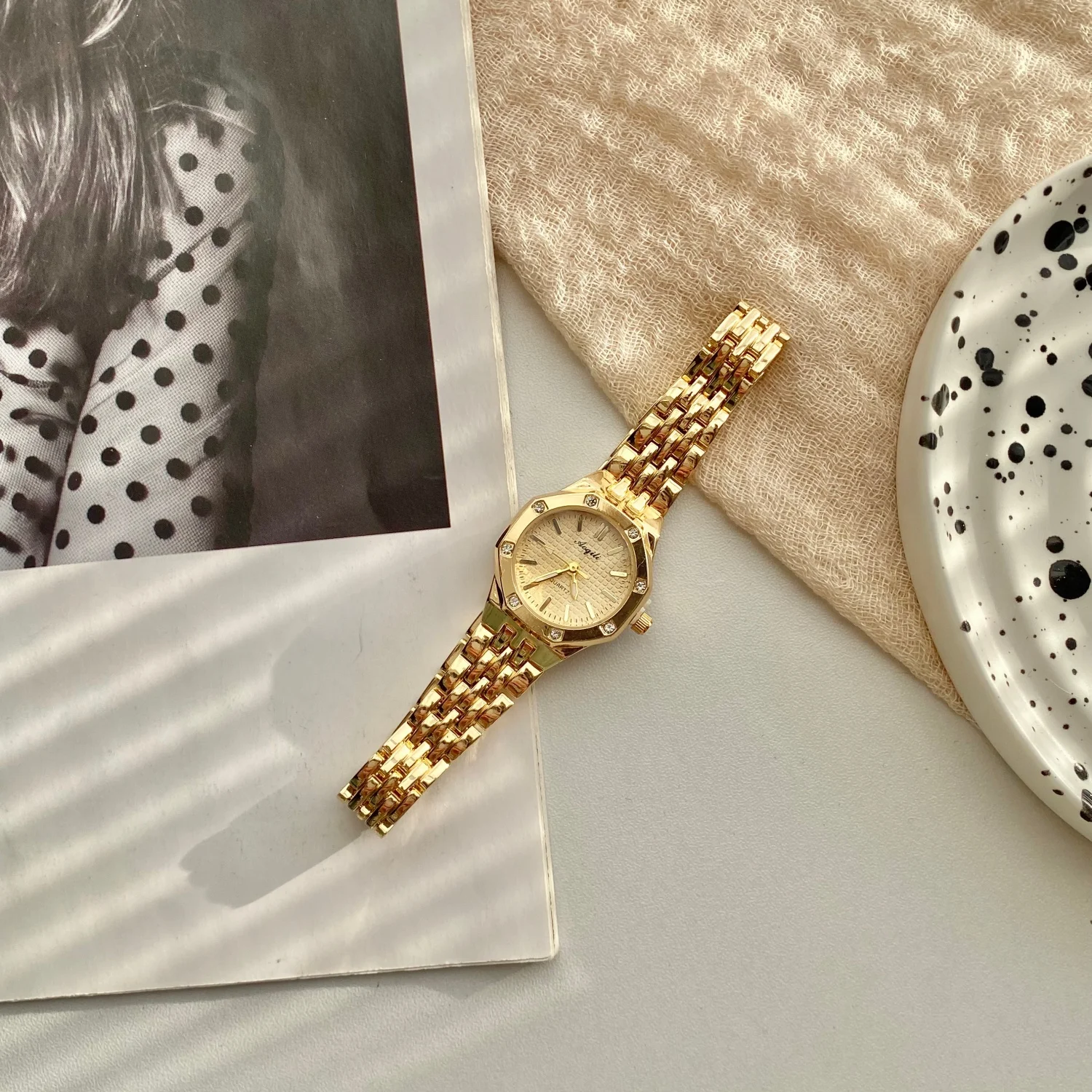 

Super Hot Golden Bracelet Watch For Women Alloy Strap Analog Quartz Watches Fashionable Ladies Wristwatch Clock montre femme