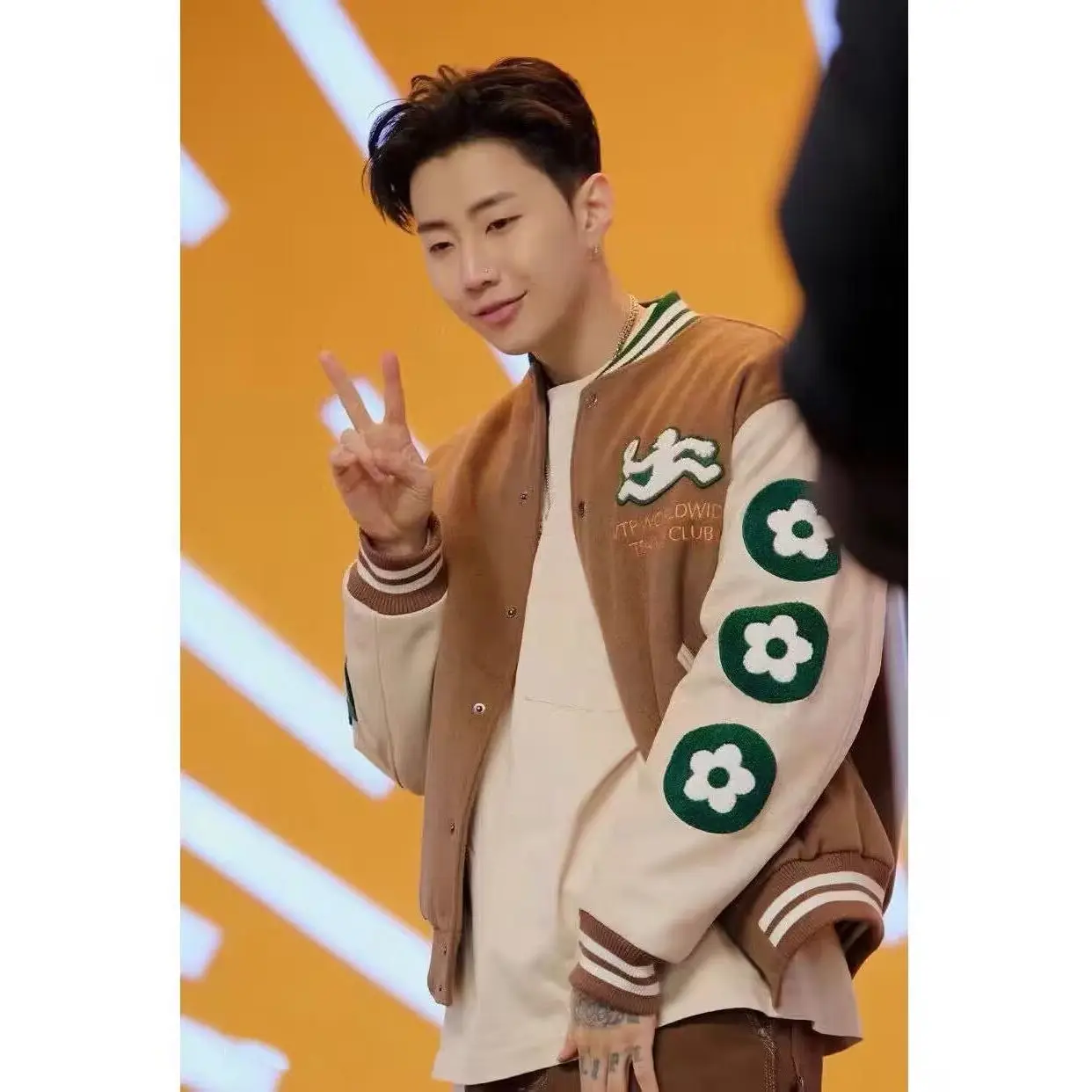 

Vandythepink Floating Letter Embroidery Бейсбольная куртка Верхняя одежда Теннисный клуб Повседневное длинное пальто для пар