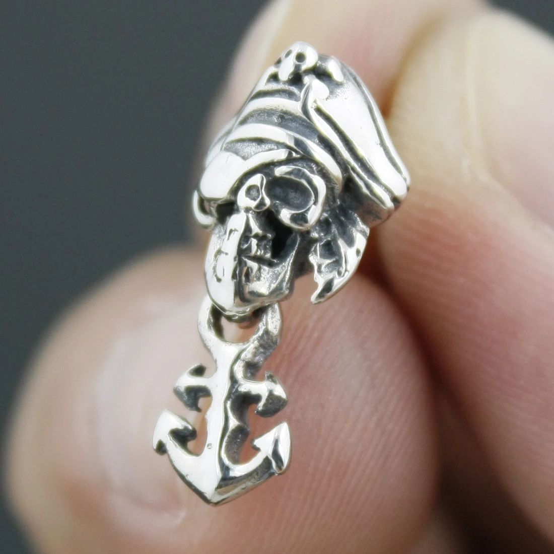 

Details Pirate Skull 925 Sterling Silver Stud Earring 8R009