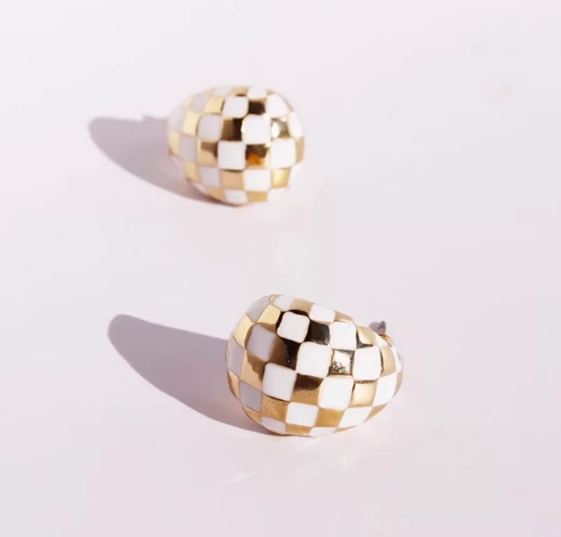 Elegante witte emaille druppeloorbellen, stijlvolle en veelzijdige schaakbordoorbellen.