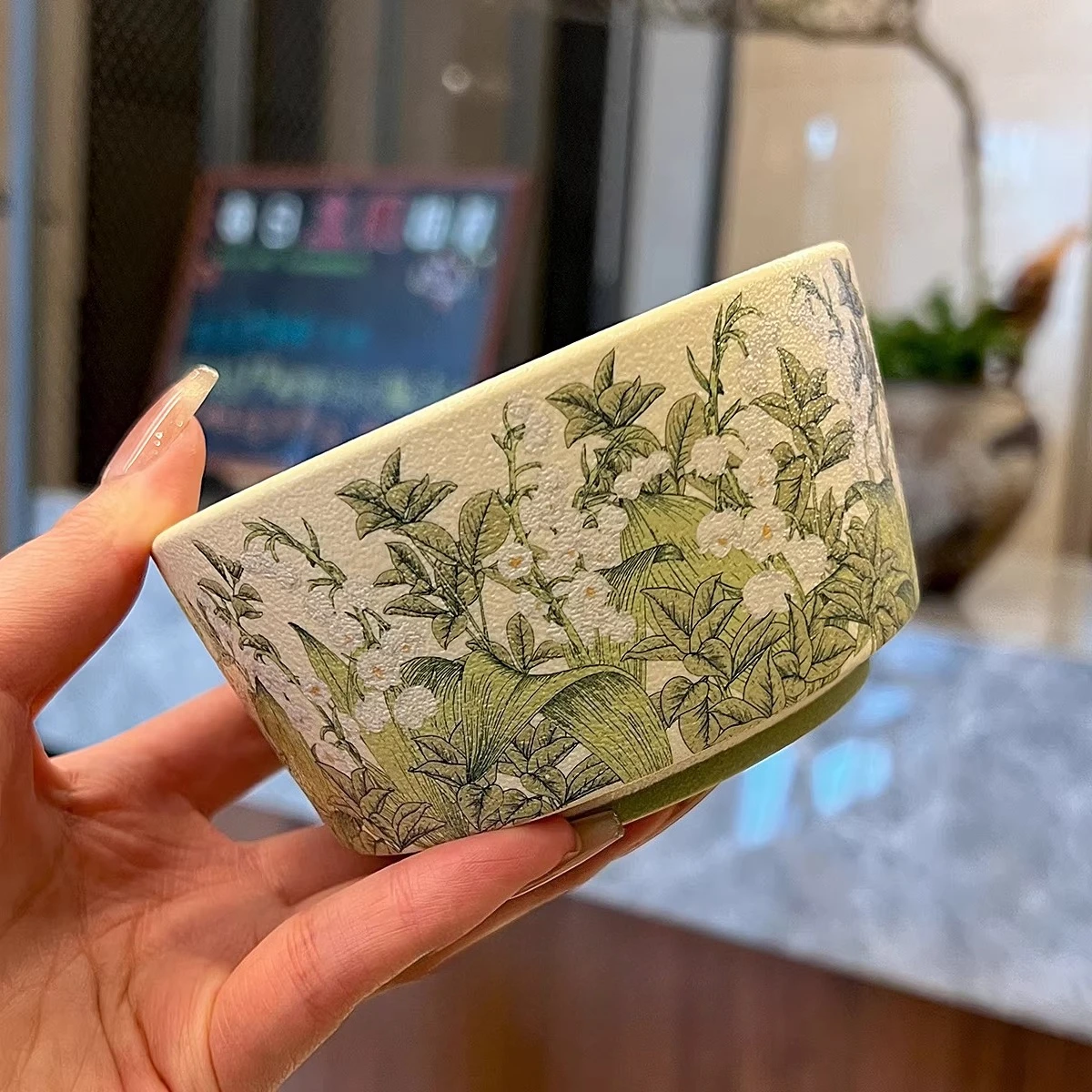 

Зеленая керамическая чаша с растительным узором в минималистичном деревенском стиле, с изображением конваллии, для риса и салатов, для домашней кухни и декора обеденного стола