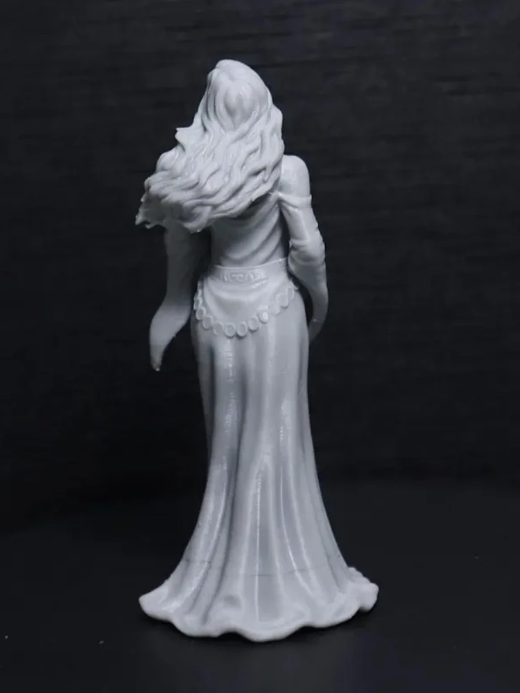 1/24  Resin Model Kit Elegant Queen Figurine Unpainted No Color RW-1306