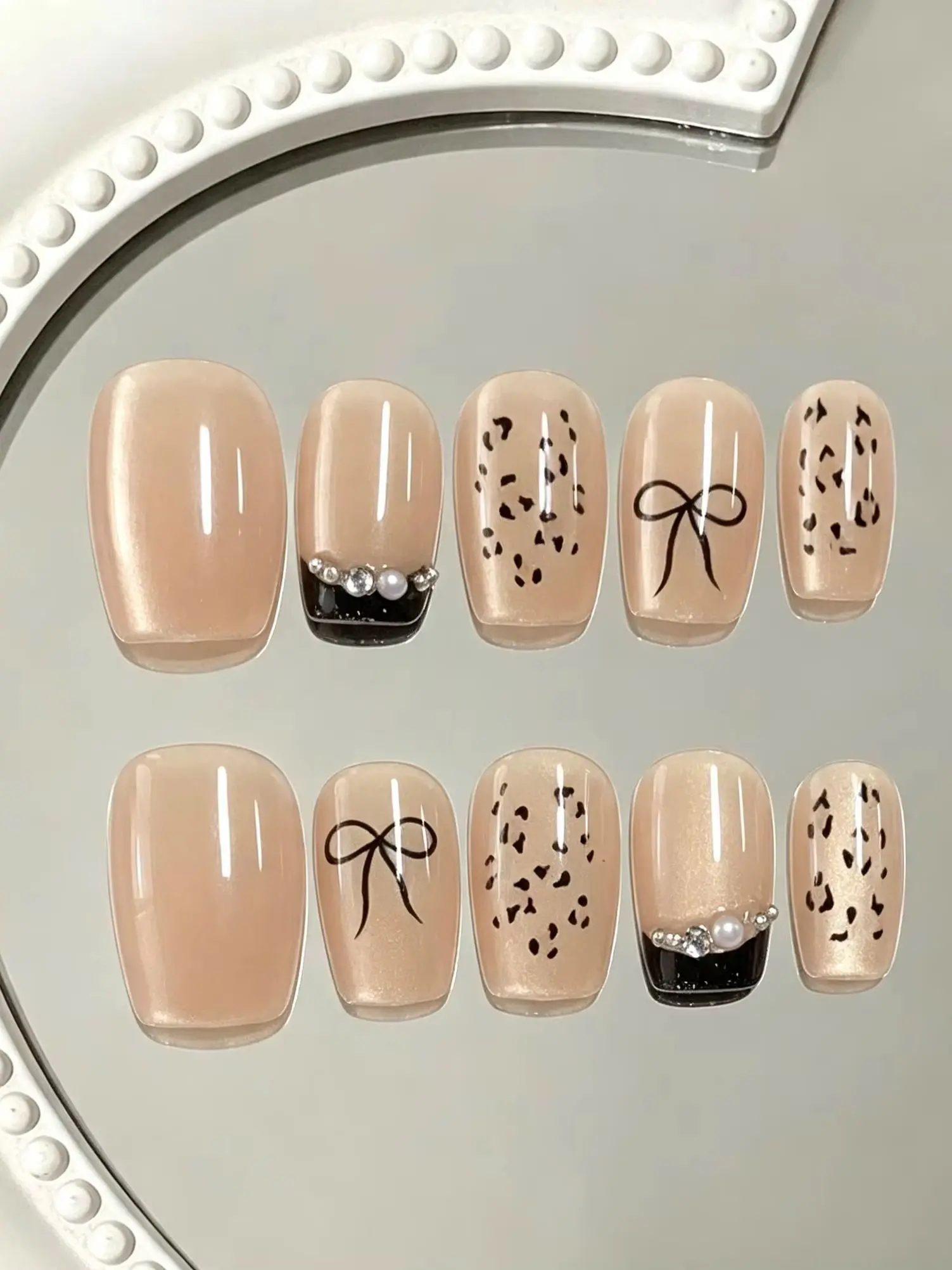 10-Piece Set of Nude Cat-Eye Leopard Print Bow-Tie Press-On Nails
