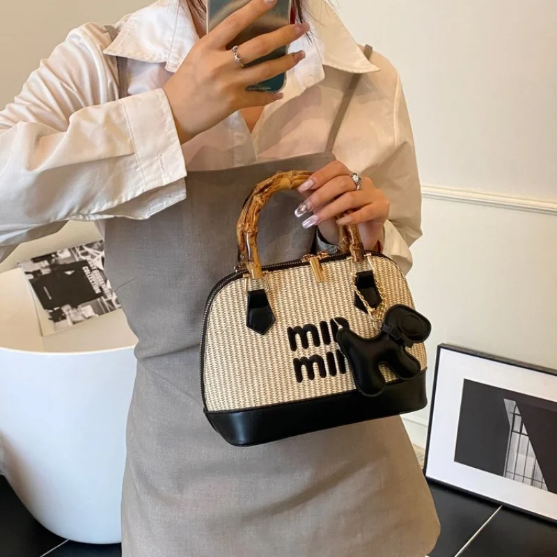 

Высококачественная дизайнерская сумка-тоут для женщин с структурированной формой и смелой печатью логотипа, подчеркивающая модную производительность