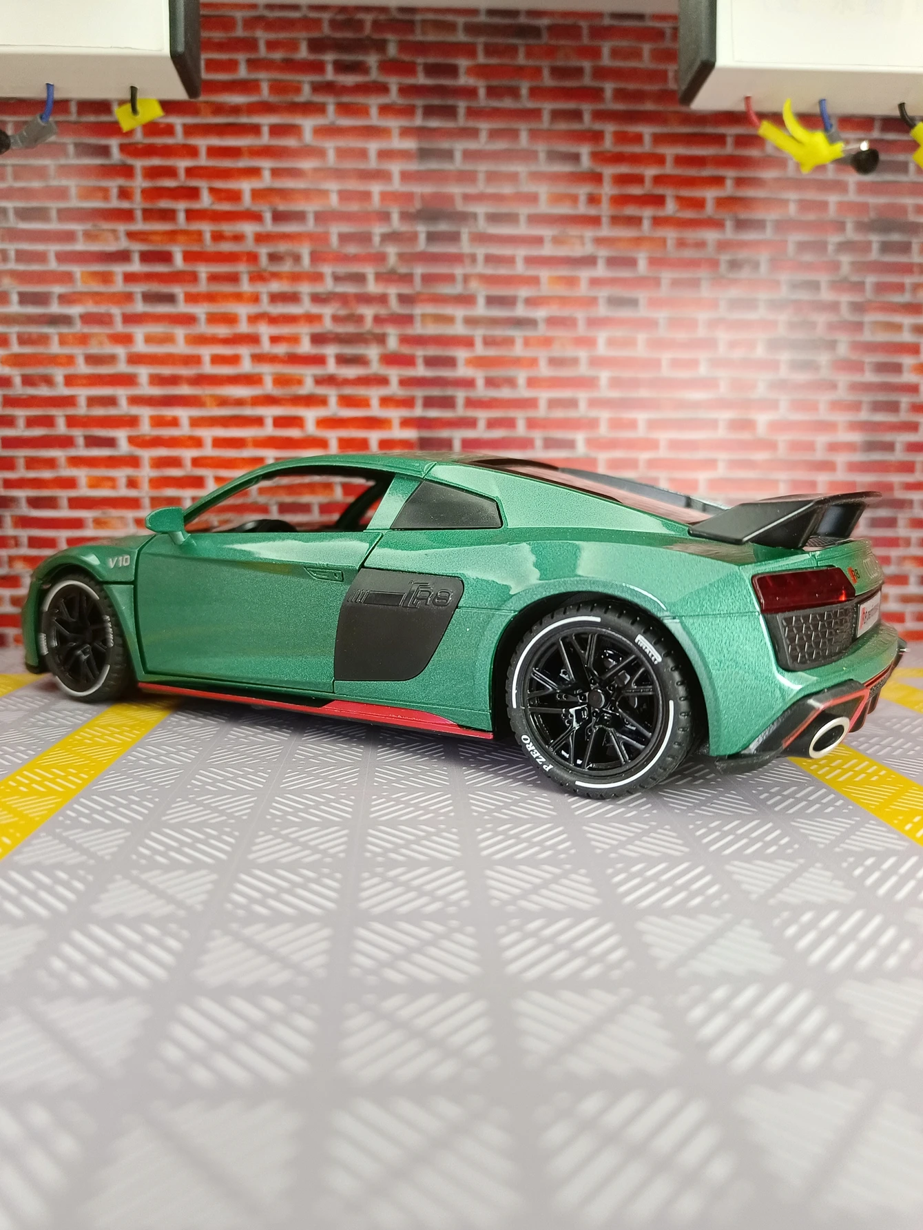 1:24 simulação Audi R8 V10 liga modelo de carro ornamento, coleção de portas e capô do motor, porta-malas pode ser aberta, som e luz