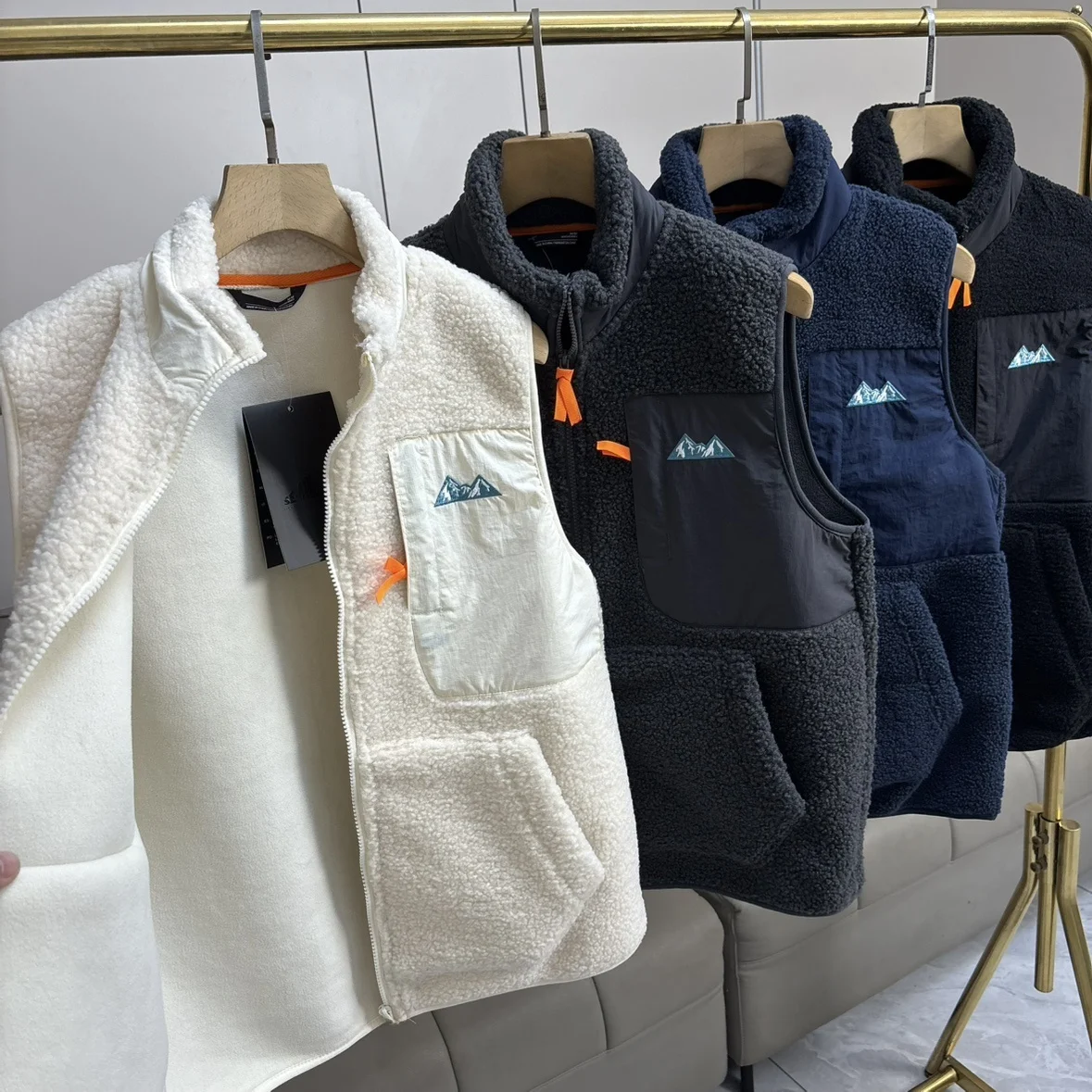 

Утепленный мужской жилет из овечьего вельвета для улицы, теплый, с воротником-стойкой, осенне-зимний, модный городской стиль, из полиэфирного волокна, приталенный крой