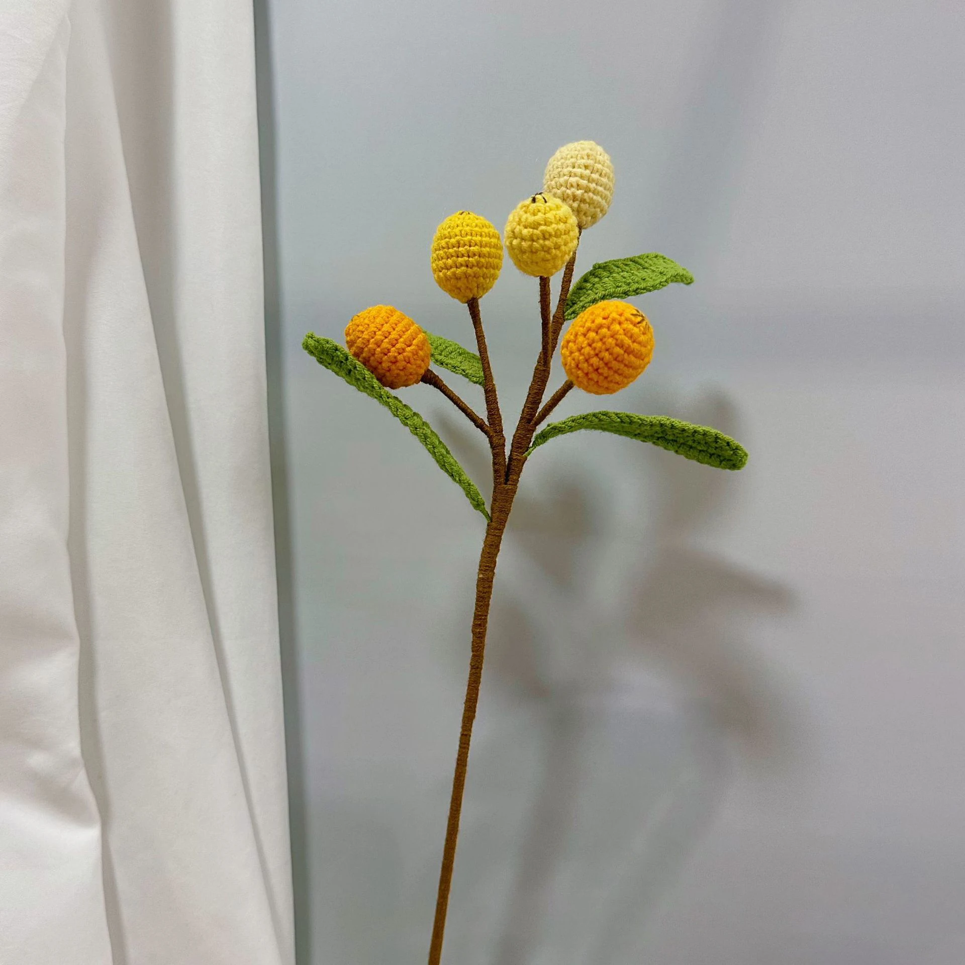 Kreative Strickarbeit: Fertige handgewebte Pflanzen- und Blumenzweige, gehäkelte Früchte, Raumdekoration, Geschenk – Detail 4