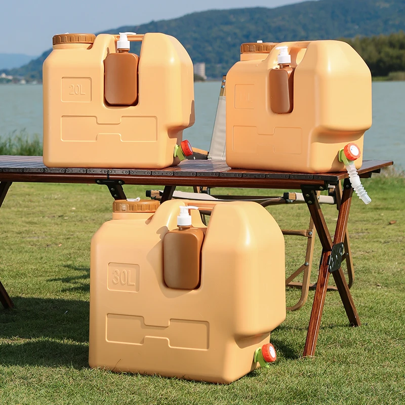 دلو مياه محمول للاستخدام الخارجي مع صنبور زجاجة صغيرة متضمنة مادة البولي ايثيلين للطعام والتخييم والنزهات وحاوية المياه
