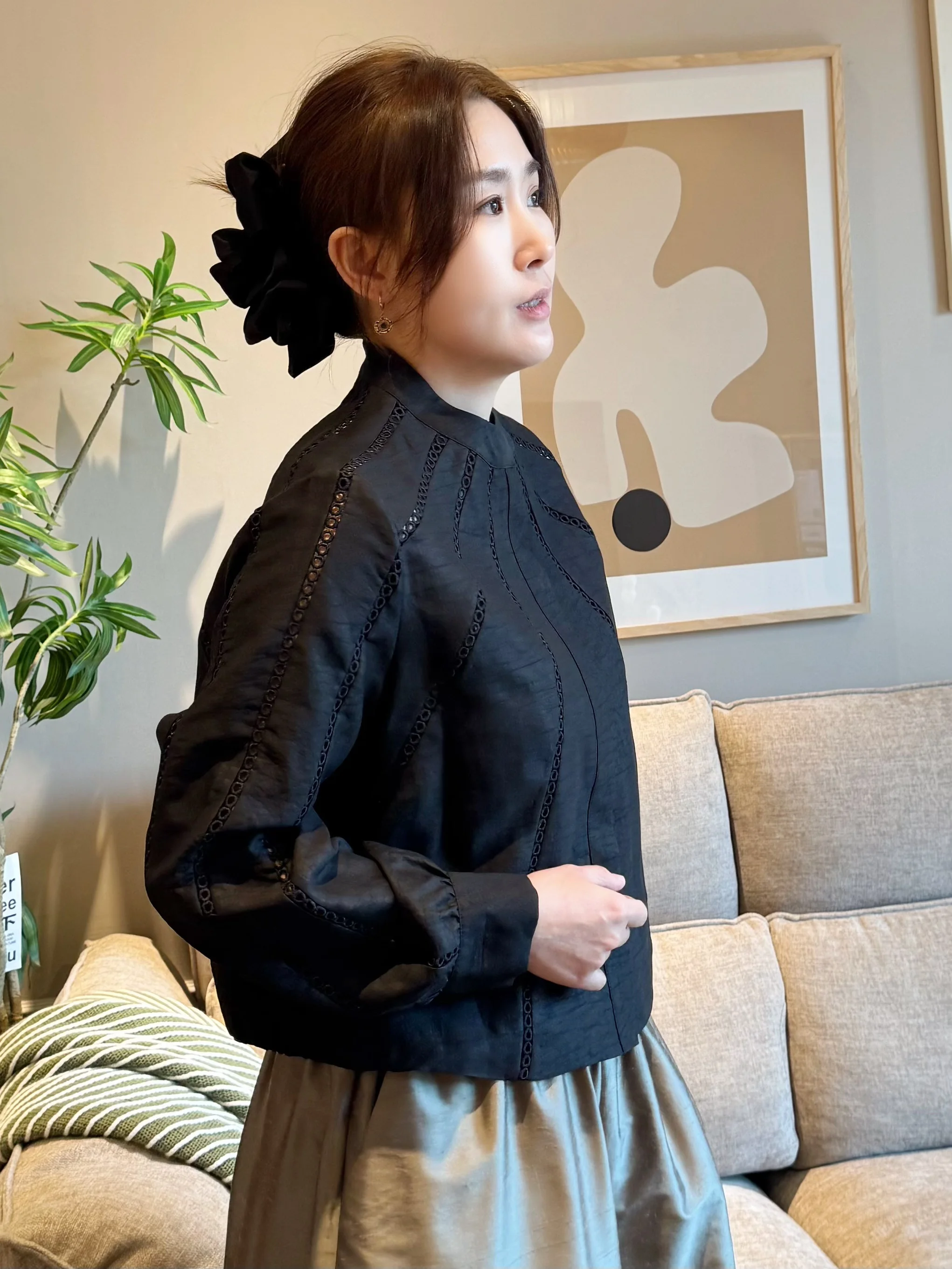 

Шелковая куртка с ручной вышивкой и ажурными элементами, молодежный стиль, белая, из натурального шелка, верхняя одежда, топ из облачного шелка, оригинальный дизайн, приталенный крой