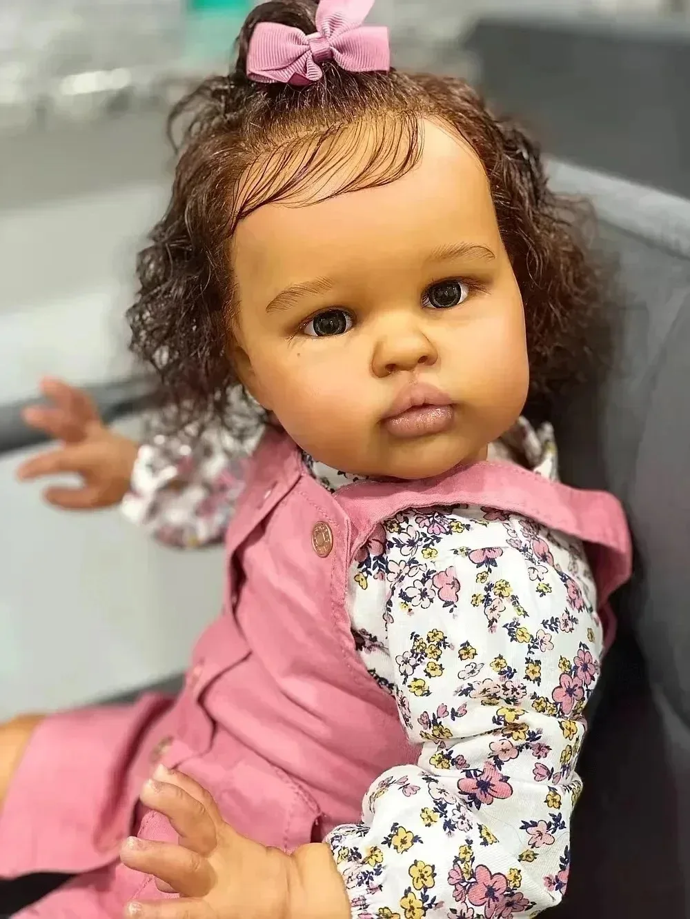 24 Zoll Ellie Dark Skin Weicher Baumwollkörper Lebensechte wiedergeborene Neugeborene Puppe Mehrere Schichten Malerei Handwurzelhaar Kindergeschenk