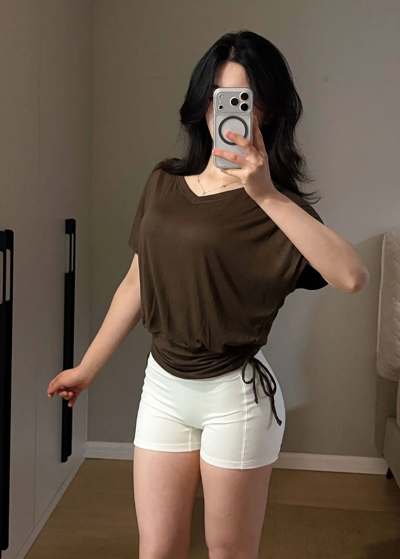 2026 Frühling Sommer Neues V-Ausschnitt Yoga Kurzarm-Damen-T-Shirt mit Fledermausärmeln, Schlankes Lauf- und Fitness-Oberteil für Gym und Pilates in Nude – Detail 2