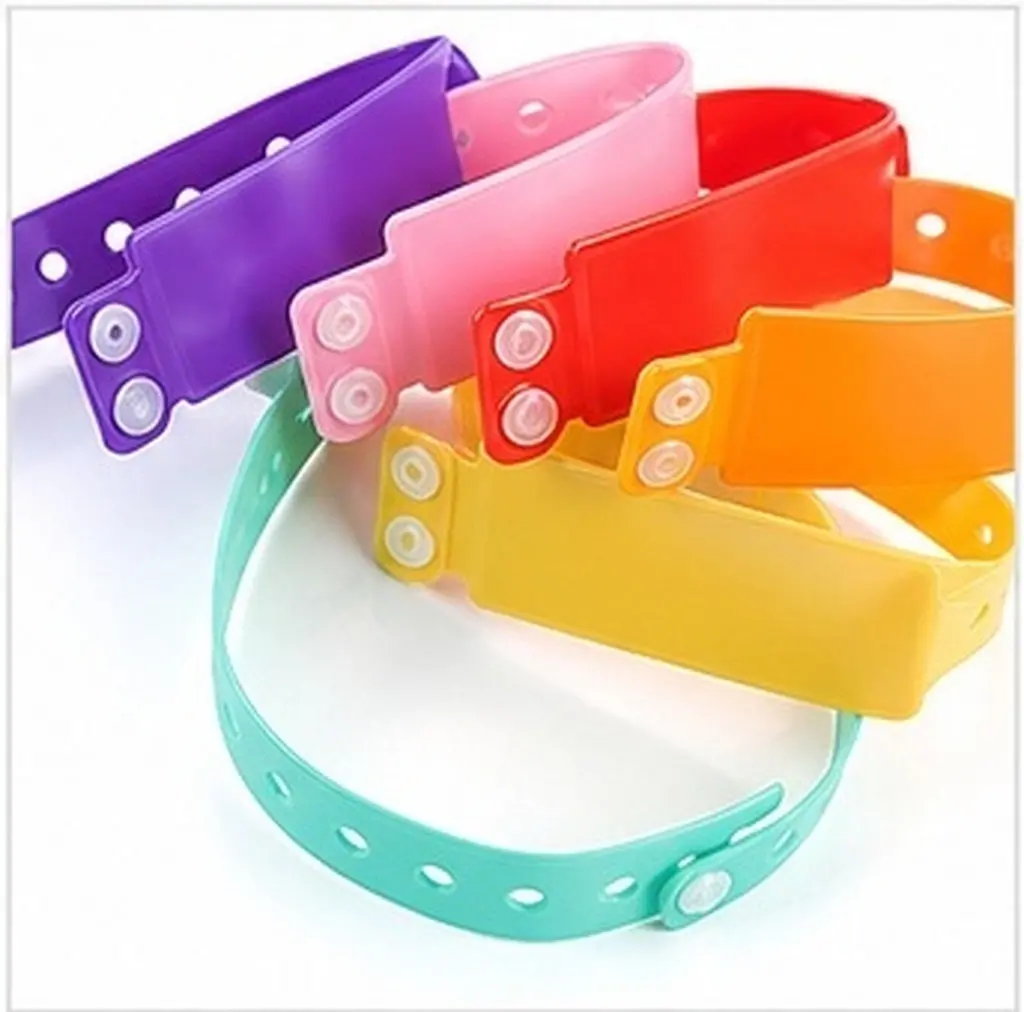pulseiras-de-pvc-reutilizaveis-e-a-prova-d'agua-para-eventos-com-espaco-para-identificacao-e-informacoes-manuscritas-material-macio-e-flexivel-ajustaveis-e-com-orificios-para-dedos-ideais-para-festivais-e-bares