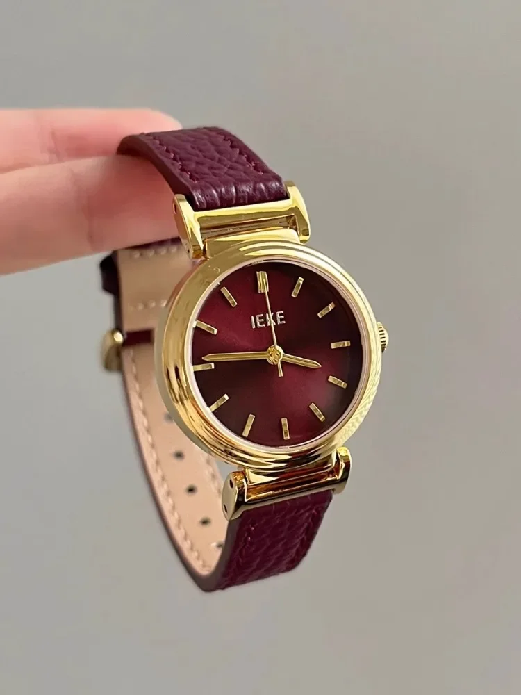 Jam tangan Quartz wanita, arloji merah mewah 2025, kulit asli, gaya mode, trendi, istimewa