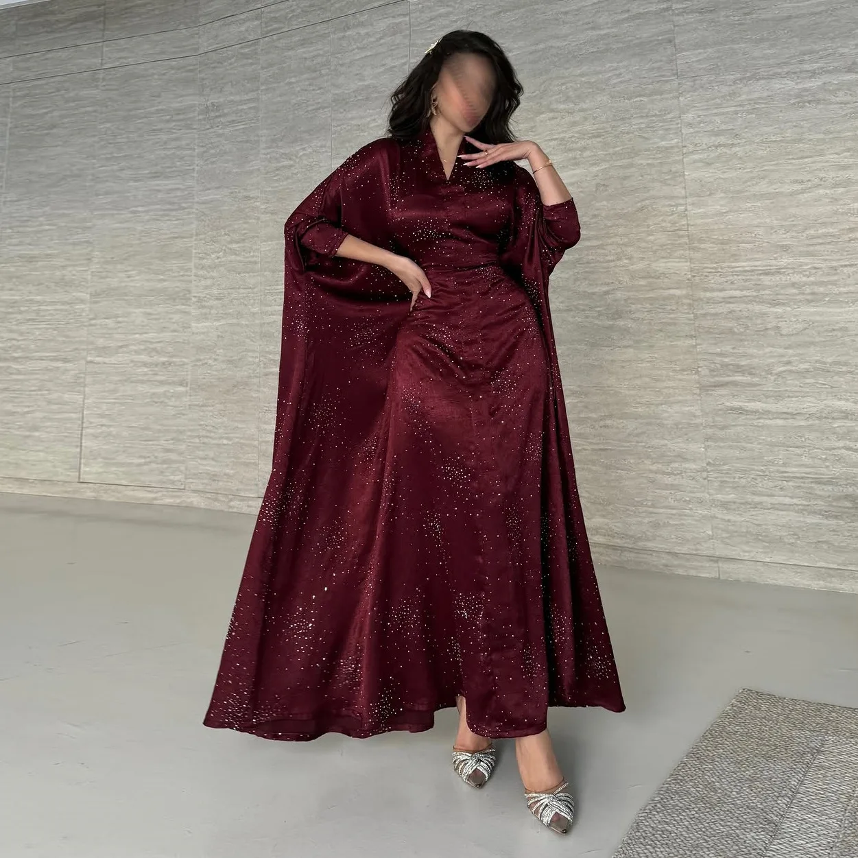 Abaya lungo e sottile modesto ed elegante del Medio Oriente del 2025 con strass Abito casual a farfalla musulmana di Dubai per donna