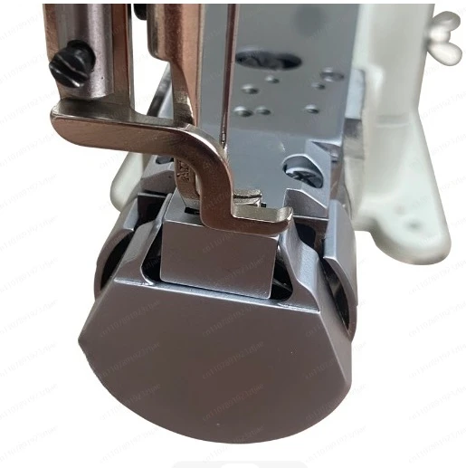 

Комплект из 4-х частей для швейной машины JM 246: модифицированная игольная пластина с узким отверстием, зубчатое крепление, вращающаяся челюсть, крышка челюсти.